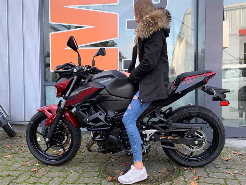 Kawasaki Z400 rot am Standort Harburg