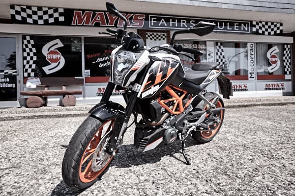 KTM Duke 125 vor Mayks Fahrschulen